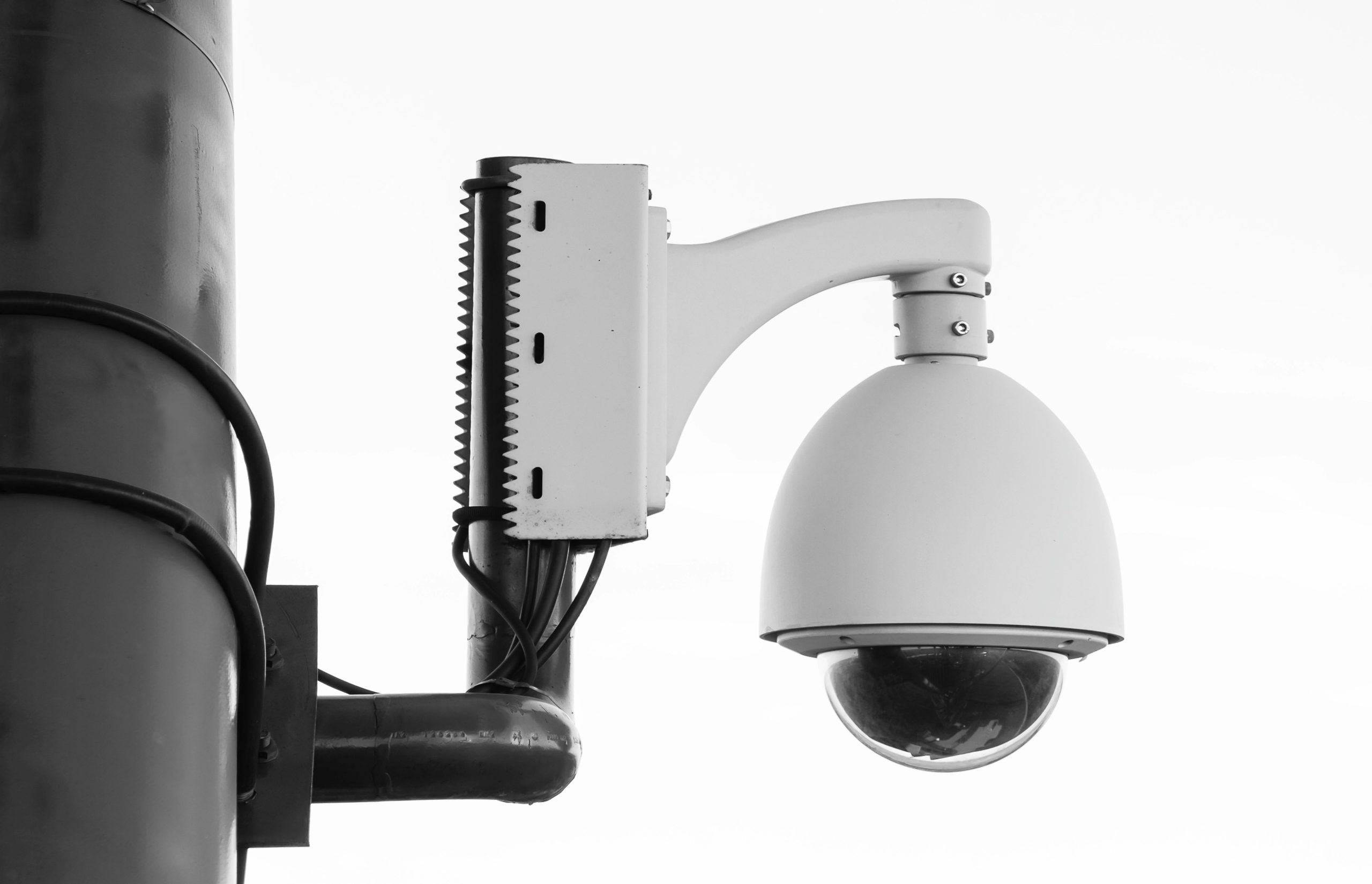 Al momento stai visualizzando Guida Completa ai Sistemi di Sicurezza per la Casa: Come Proteggere la Tua Abitazione con Allarmi e Videosorveglianza
